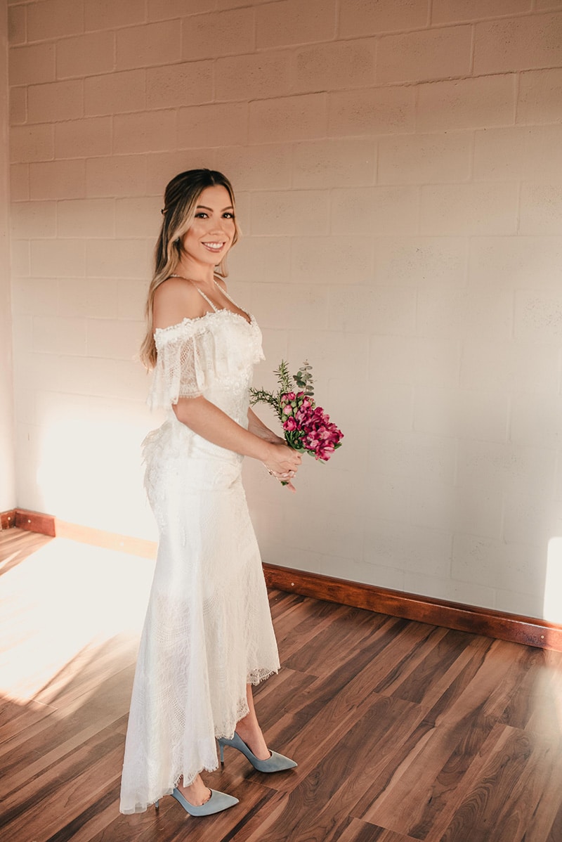 Mini wedding romântico Poliana e Gustavo - vestido midi da noiva