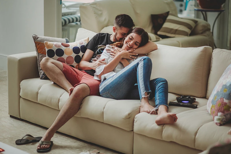fotografia de pré-wedding em casa com luz natural