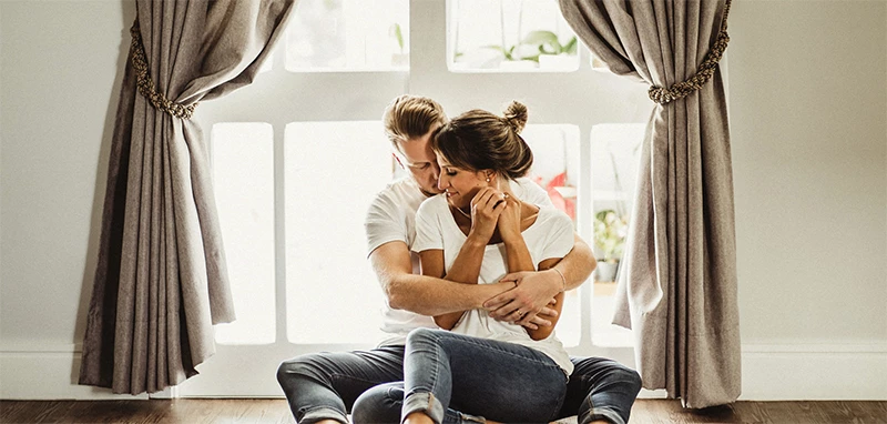 casal descontraído em pré-wedding em casa