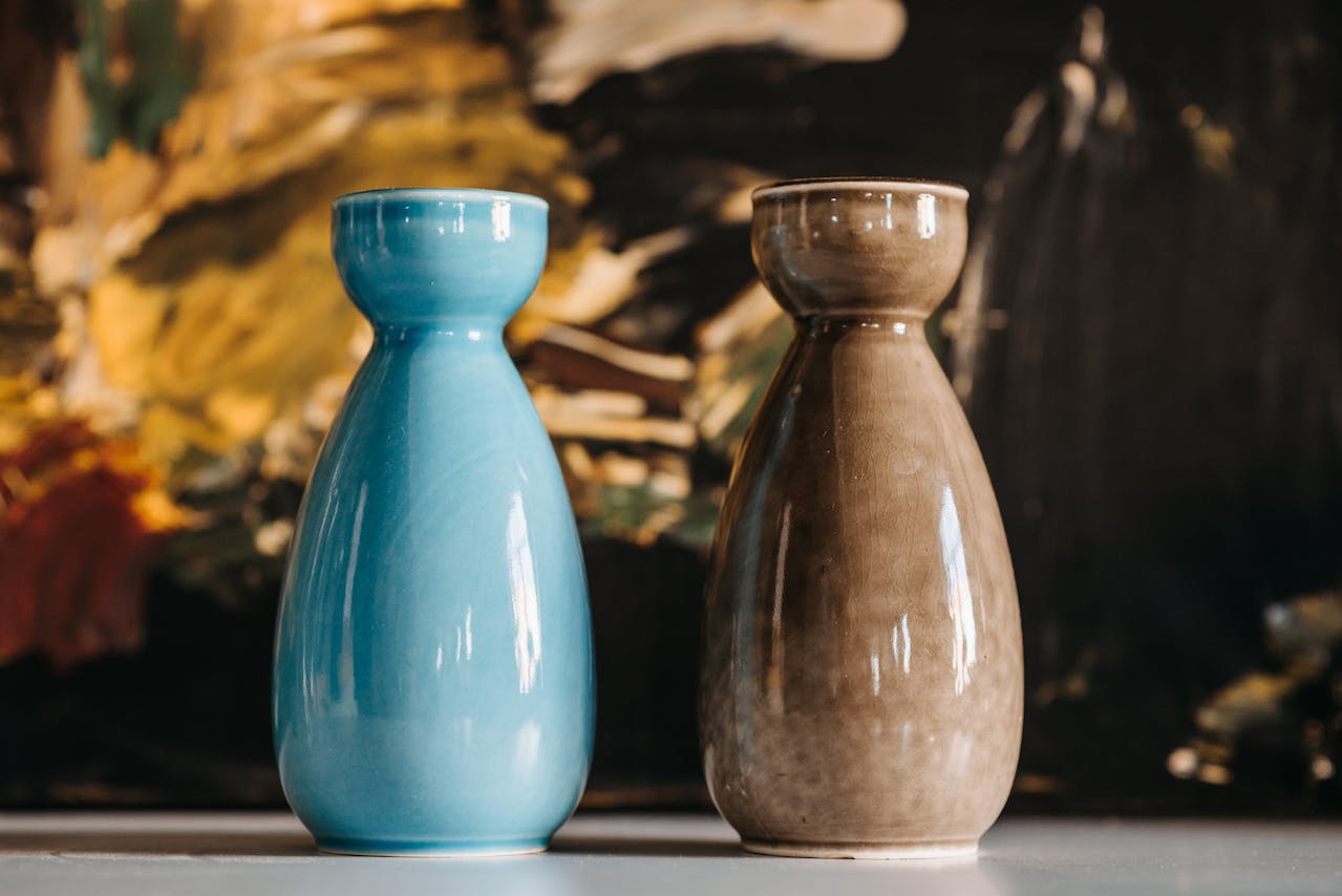 Dois vasos de cerâmica como presente criativo de casamento