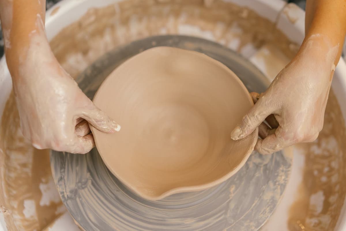 Tigela de cerâmica artesanal sendo moldada