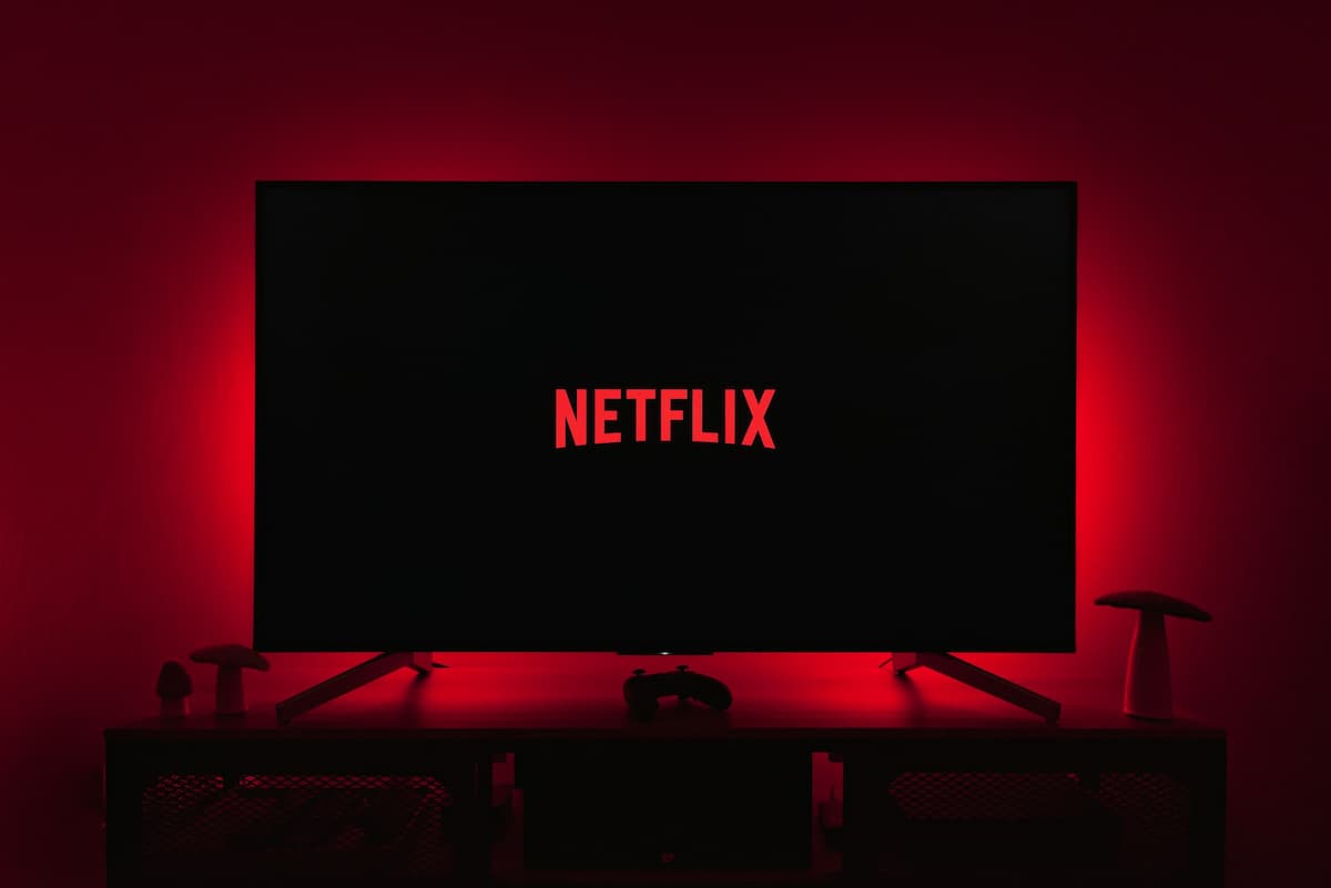 Televisão ligada com serviço de streaming como presente criativo