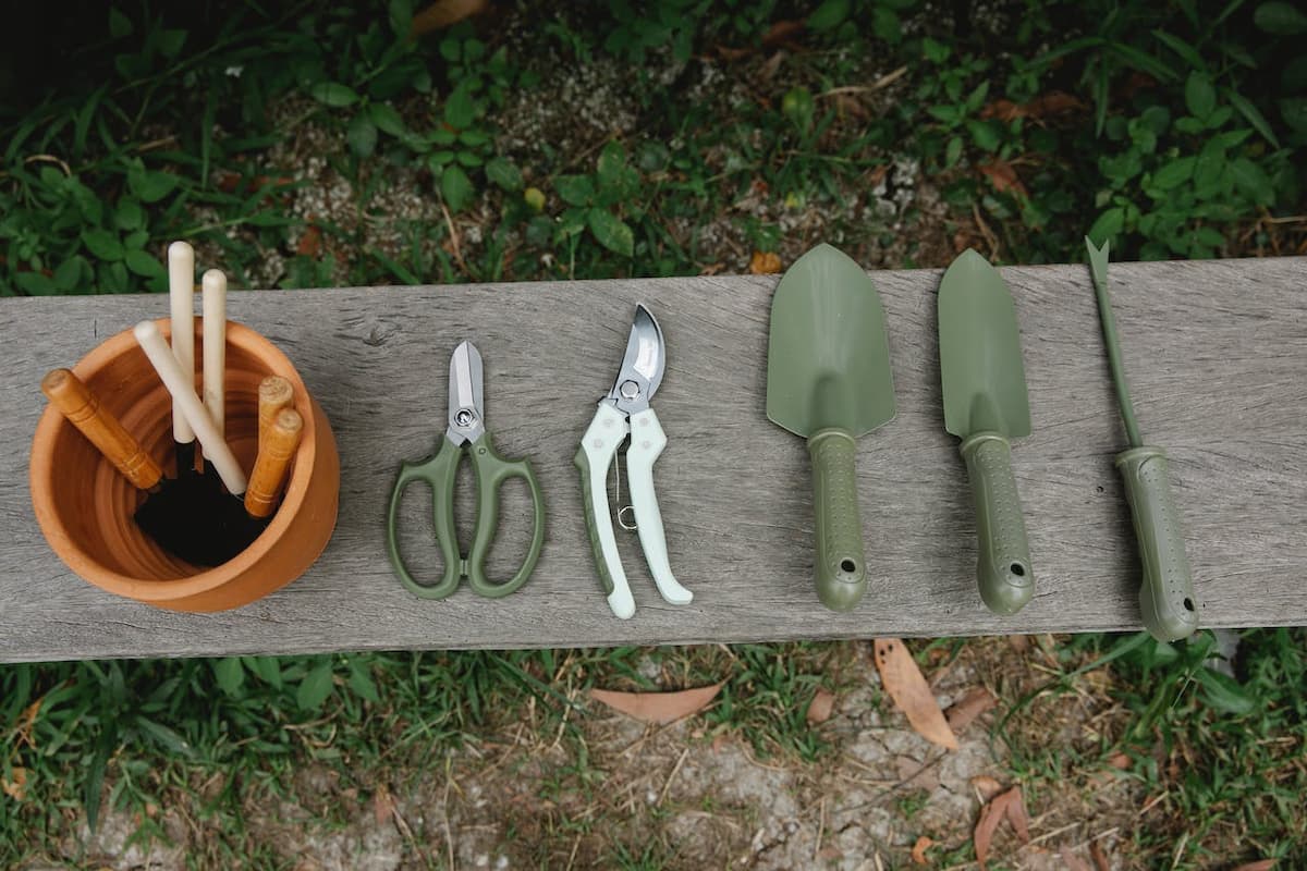 Ferramentas de jardinagem como kit criativo de presente de casamento