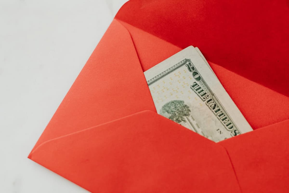 Imagem de um envelope vermelho com dinheiro dentro|Imagem de uma pessoa entregando uma caixa de presente vermelha para alguém|Imagem de presentes coloridos com laços vermelho