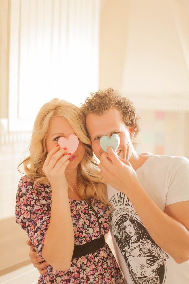 recém-casados demonstrando amor no dia a dia