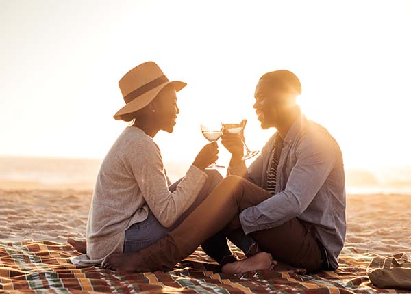 |A bearded man and a blond woman hugging against the background of white sand. Portrait of emotional people at sunset. Love in the desert newlyweds. The love story of merry lovers young.Kiss and smile.|Happy senior couple in autumn park|Young happy couple in love kissing and making selfie at the beach