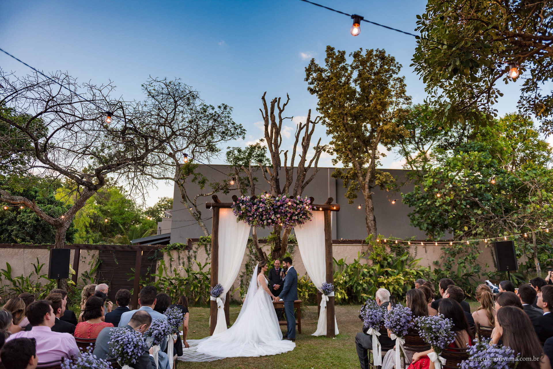 Cerimônia de dia do casamento real romântico Renata e Alexandre
