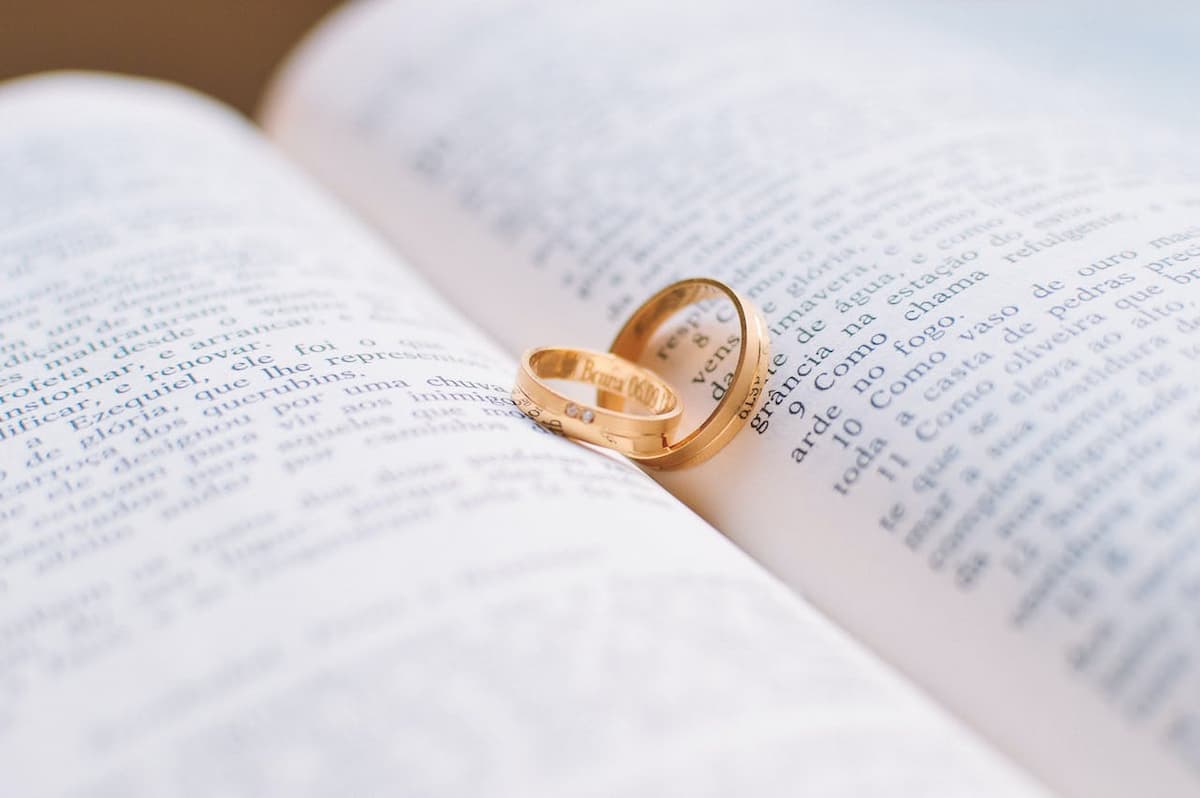 Imagem de anéis de ouro em cima de um texto|Casal apaixonado durante renovação de votos de casamento|Renovação de votos de casamento no campo com crianças|Casal comemora renovação de votos de casamento|Casal se beija em frente à Torre Eiffel