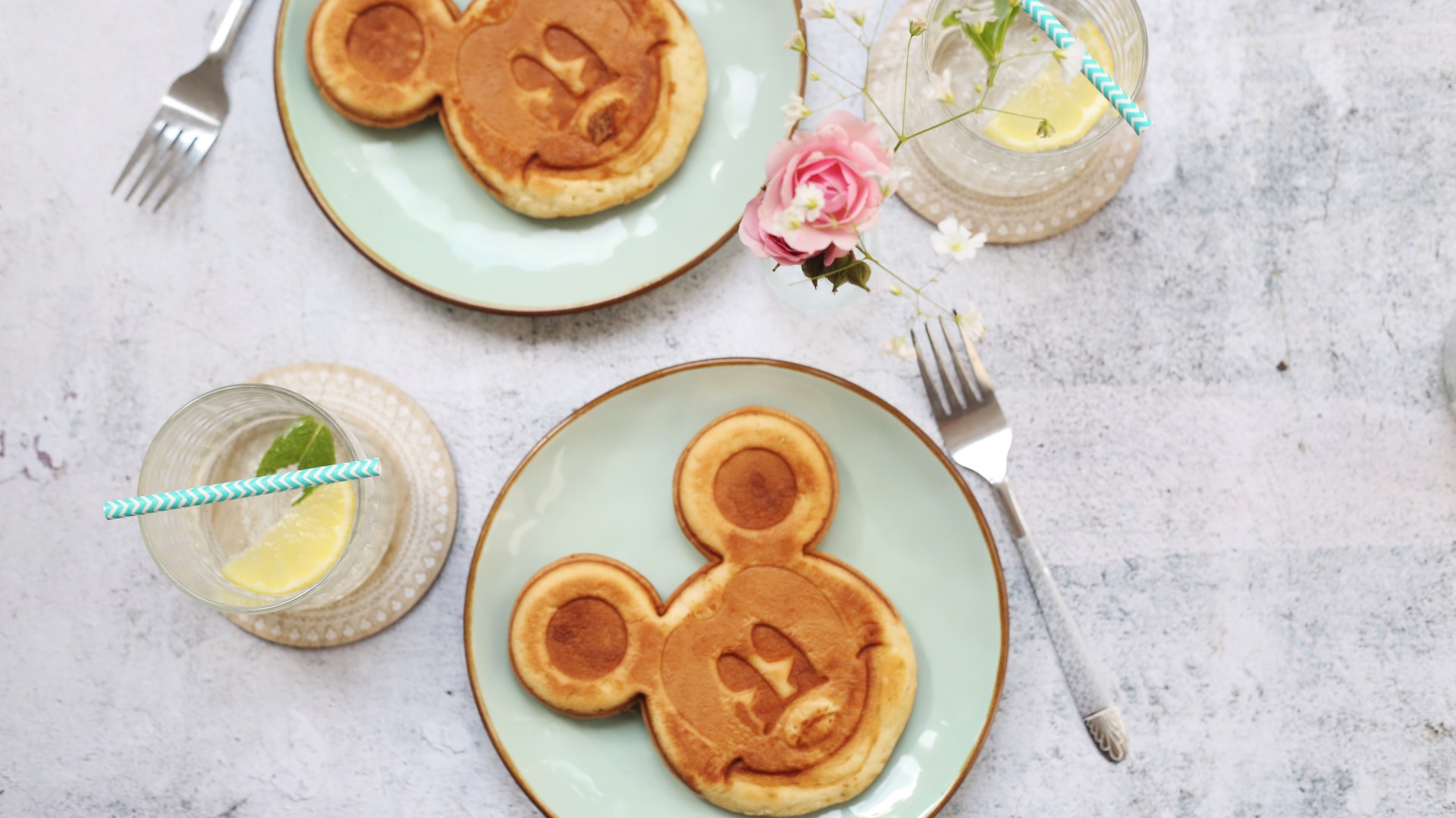 Lua de mel na Disney: panquecas do Mickey no café da manhã