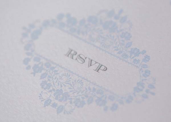 imagem de convite com o escrito RSVP|convite-de-RSVP|cartão-RSVP|noiva-conferindo-RSVP-online|assessoras-de-casamento-fazendo-rsvp-ativo|cartão-RSVP|cartão-RSVP|imagem de convite com o escrito RSVP|||dois anéis prateados em cima de convite de casamento|um cartão verde e branco com um laço