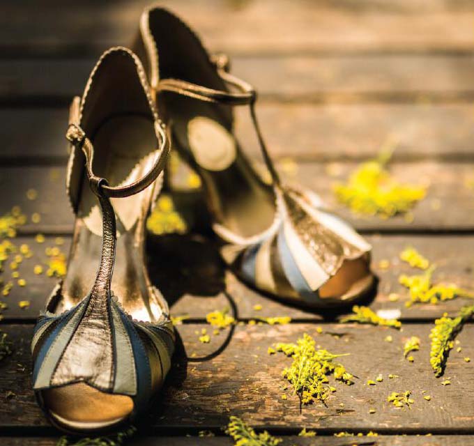 sapato de noiva nude com detalhe azul nuvem