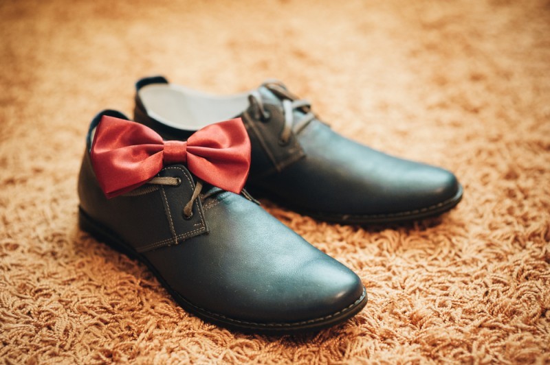 detalhe de costuras e acabamento no sapato do noivo