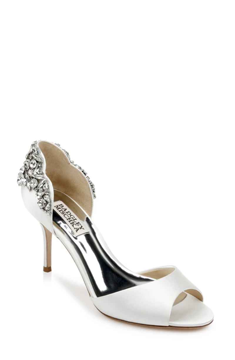 sapato de noiva Badgley Mischka em tom claro com cristais