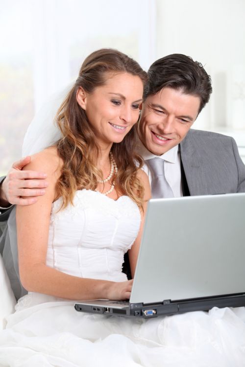 noivos comemorando agradecimento de presentes de casamento