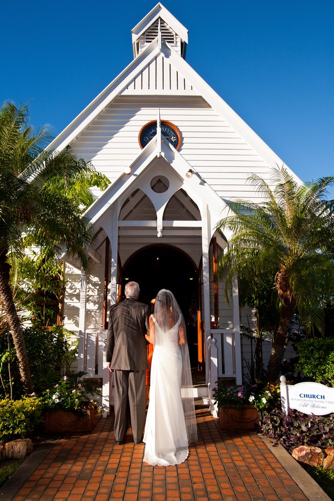Pai e filha entrando na igreja para celebrar casamento