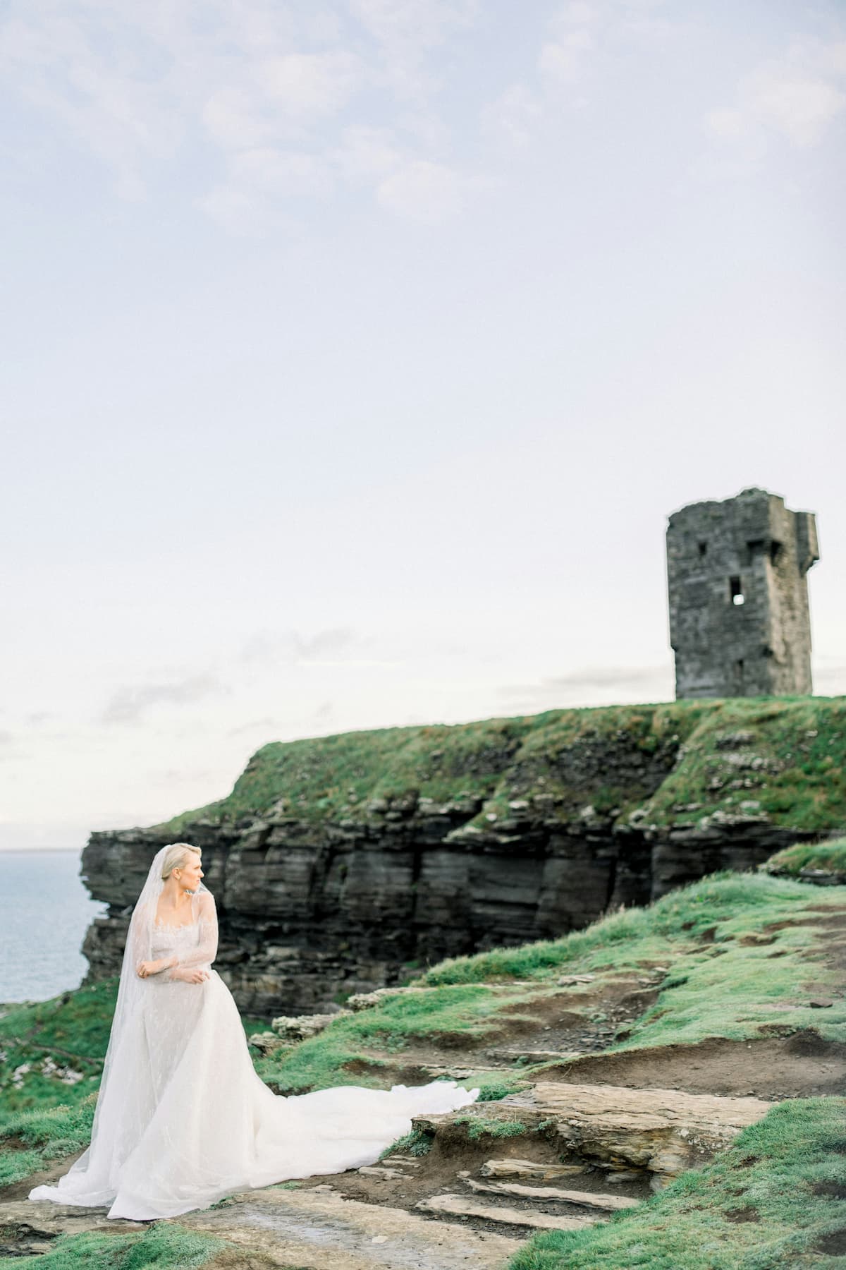 Noiva fazendo ensaio fotográfico em um castelo. 
