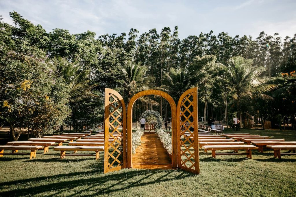 Decoração de casamento em um jardim.||