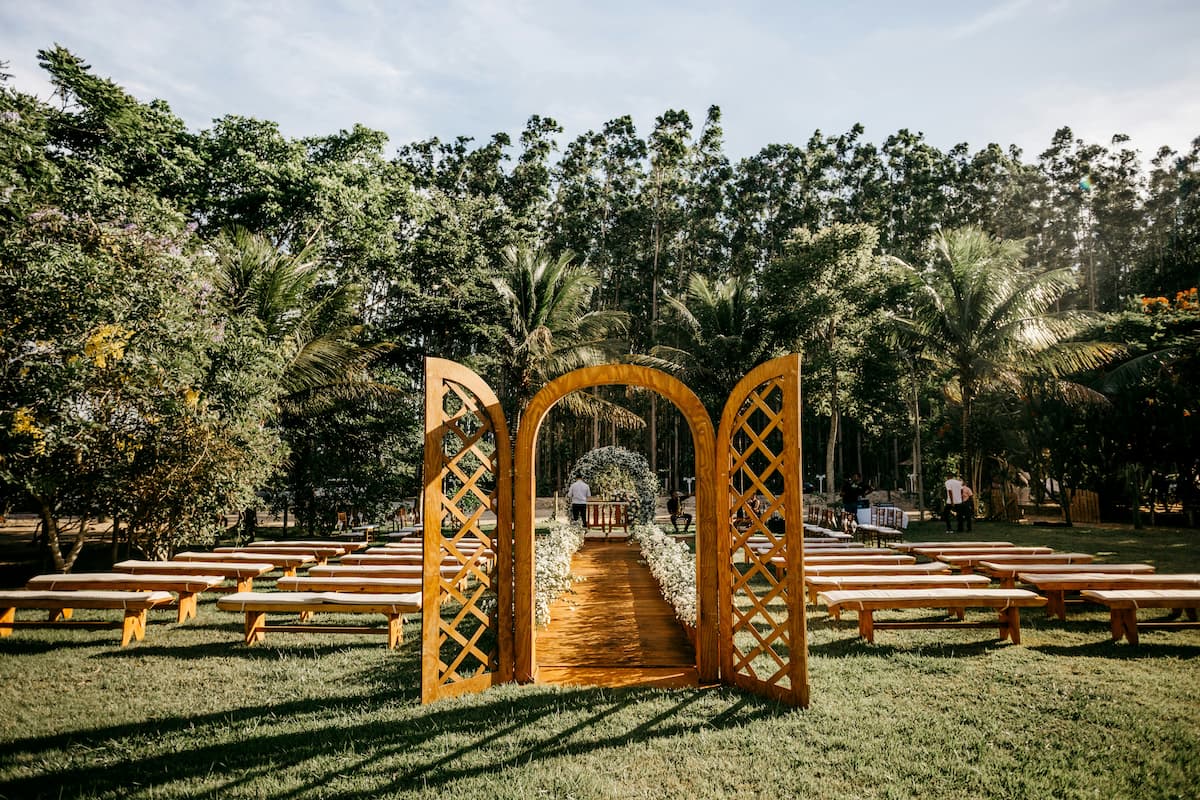 Decoração de casamento em um jardim.||