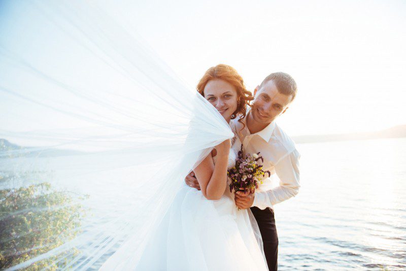 Casal de noivos abraçados.|||||||||