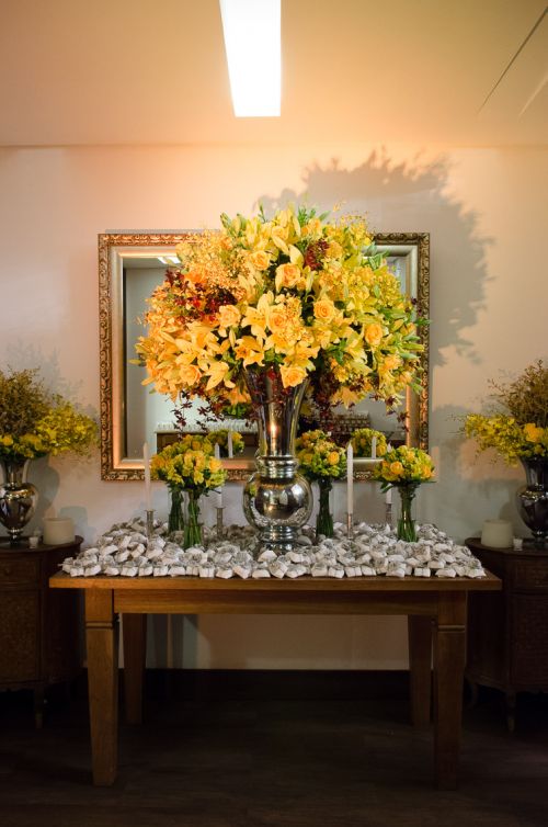 decoração de casamento amarela e marrom