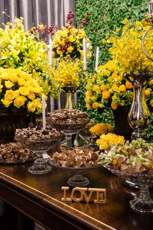 decoração de casamento amarela e marrom