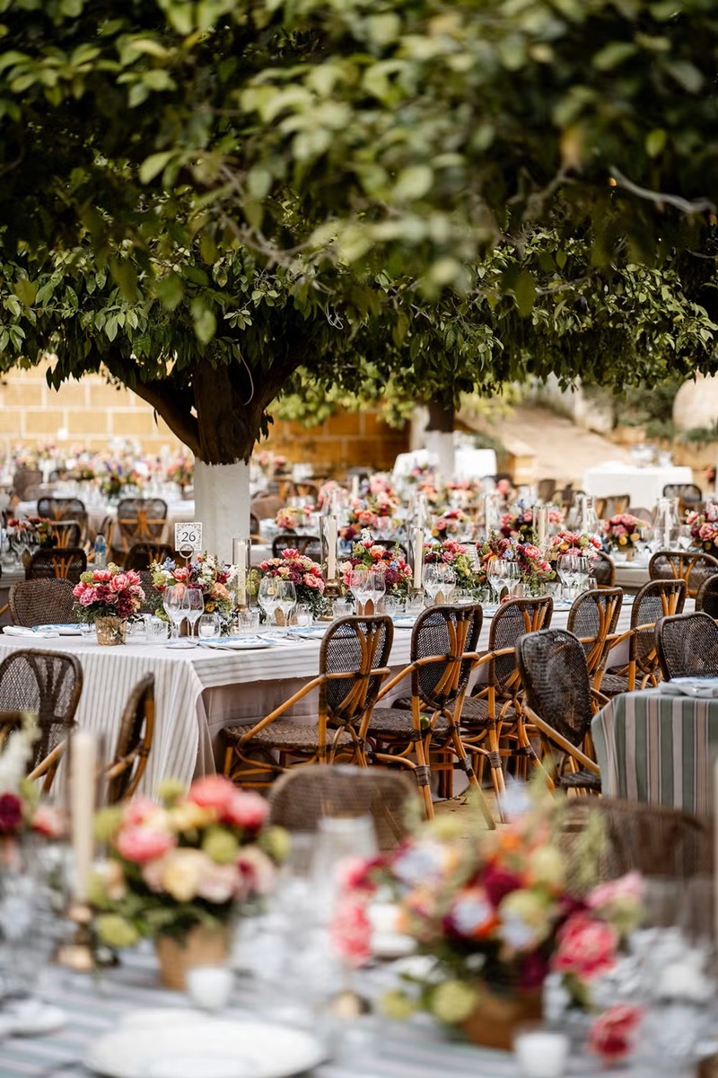 Tendências de decoração de casamento 2025 com flores vibrantes e folhagens