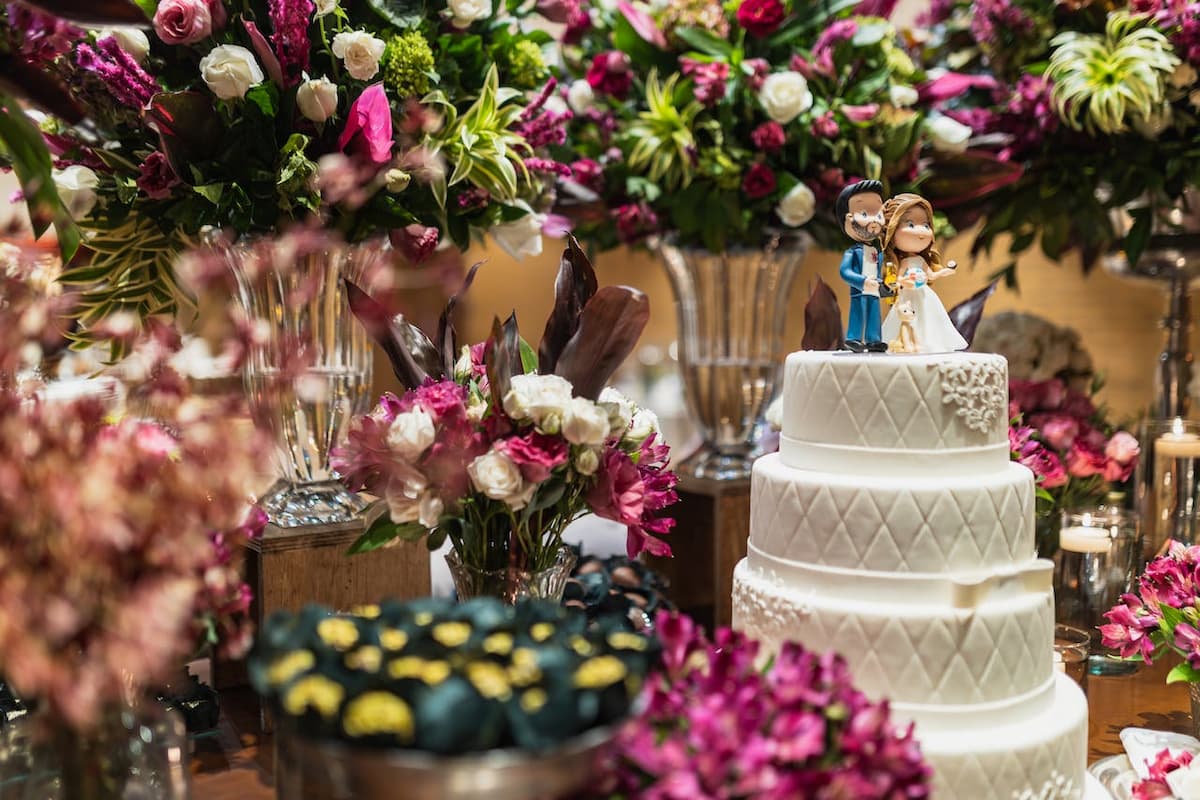 Mesa de casamento com decorações de flores e um bolo