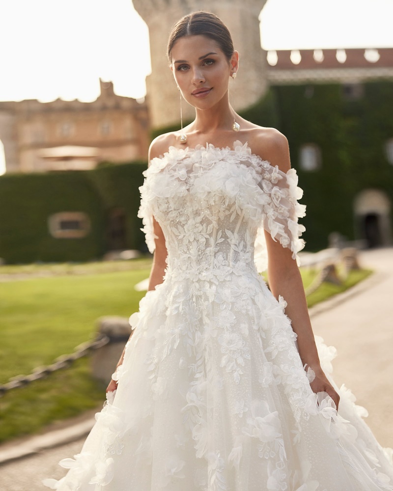 Aplicações florais em vestido de noiva 2025