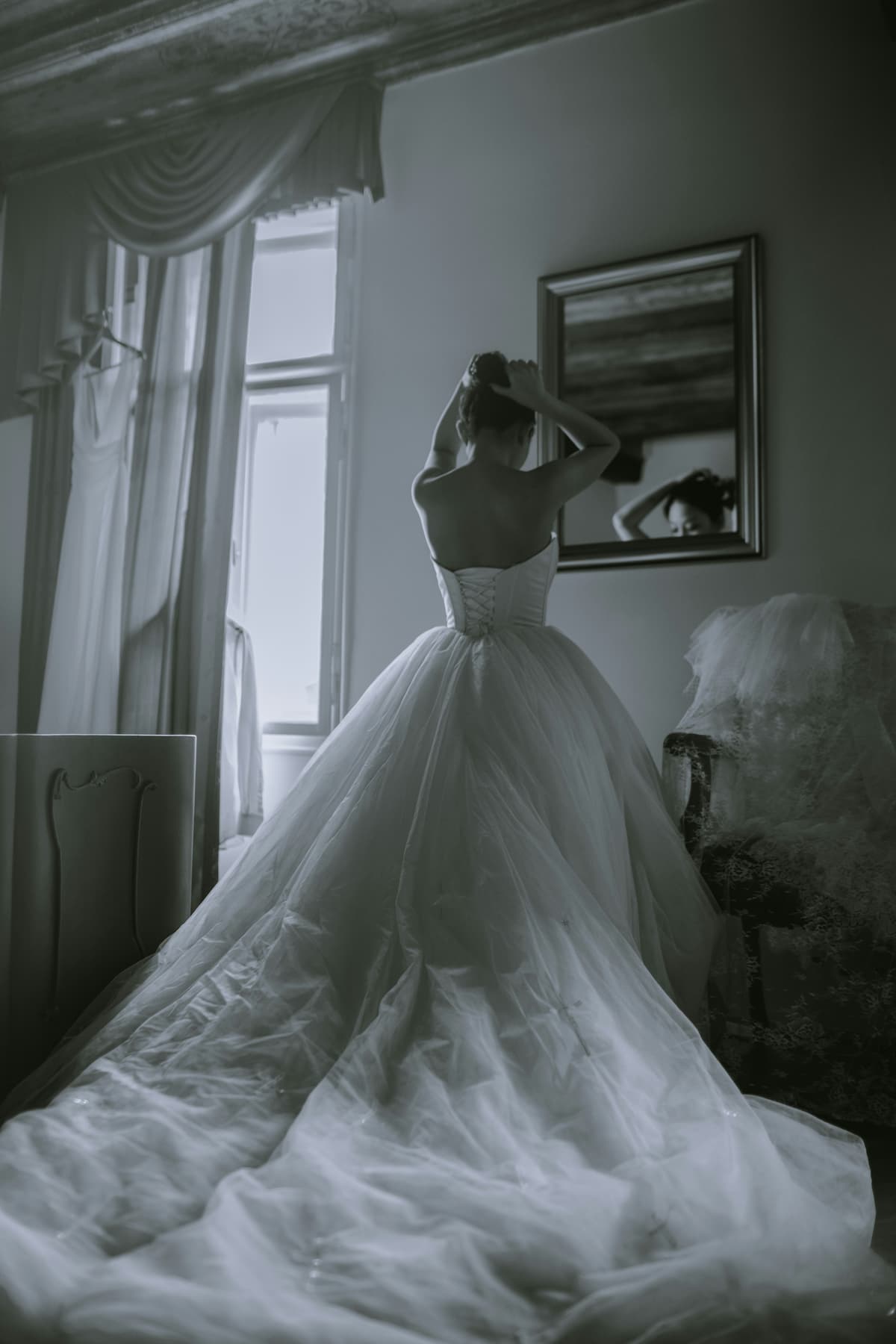 tendências de vestido de noiva 2025 — estilo princesa com saia ampla