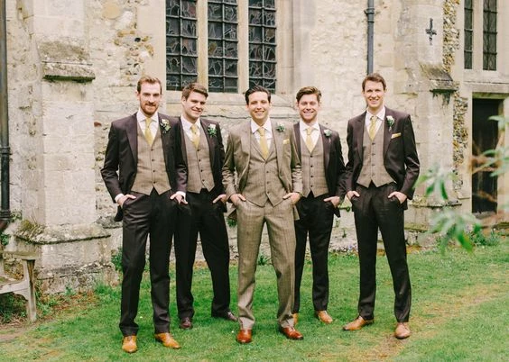 terno para noivo em tons terrosos - combinação com camisa off-white