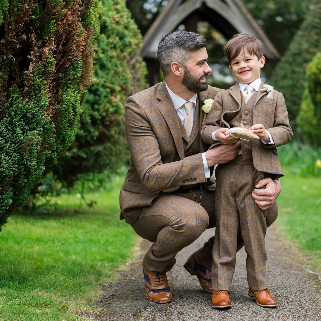 terno para noivo em tons terrosos - tecido e textura em close