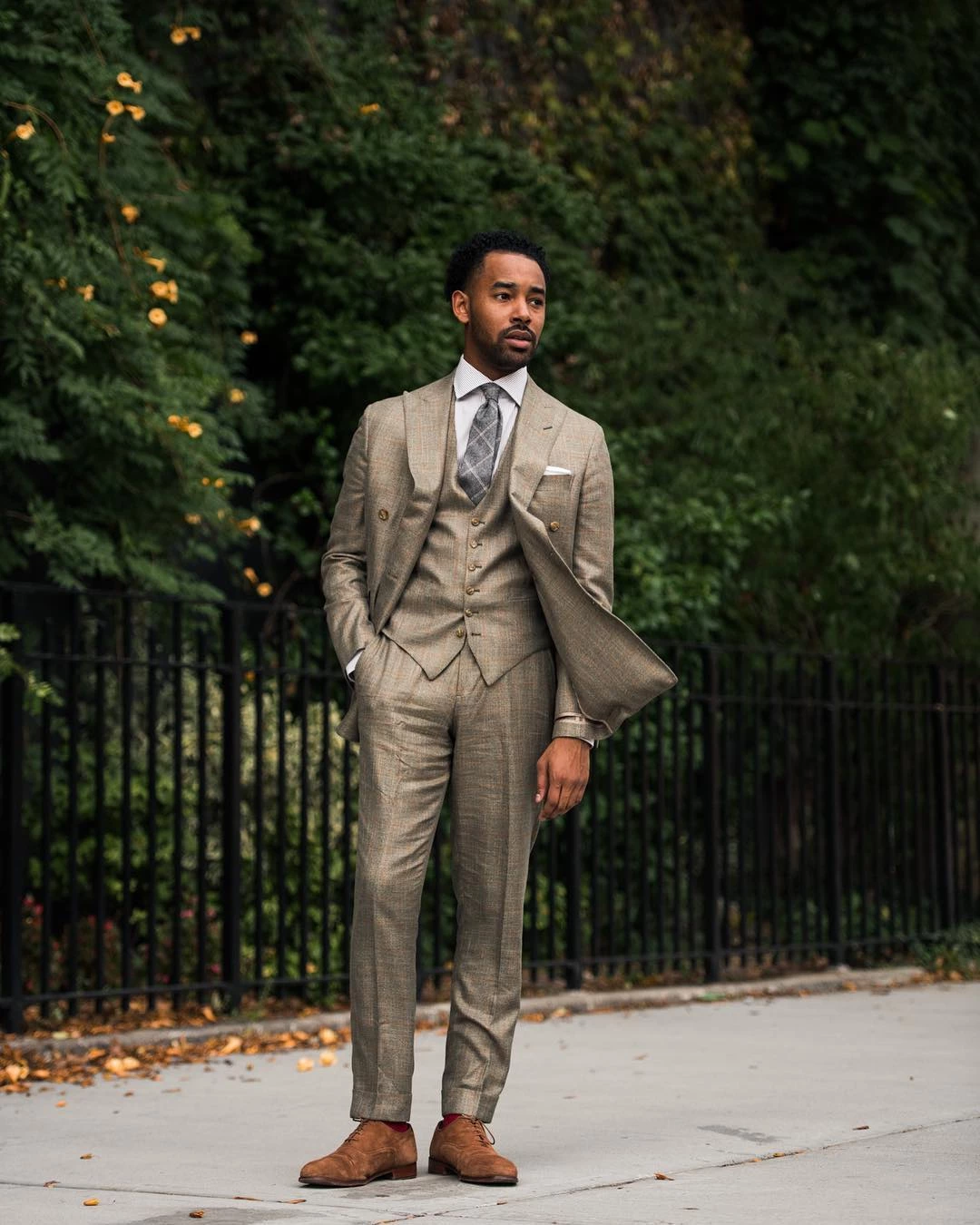 terno para noivo em tons terrosos - look completo com gravata caramelo