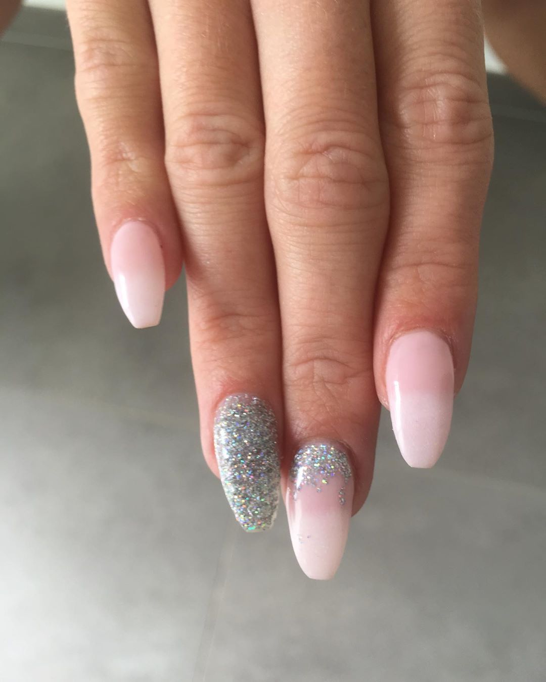 unha baby boomer com acabamento metálico moderno