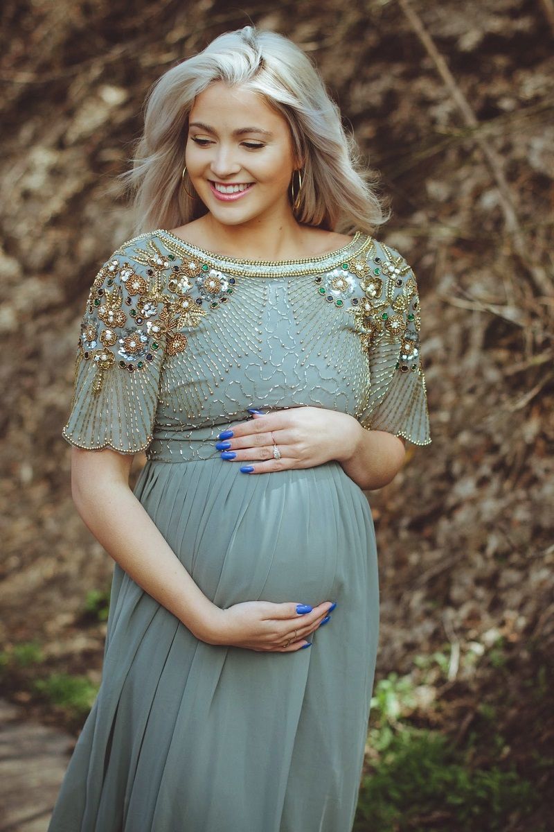 Vestido de festa para grávida em tom escuro para cerimônia noturna