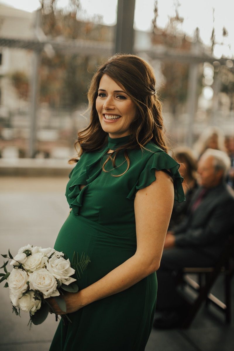 Vestido de festa para grávida em tom claro, ideal para madrinha