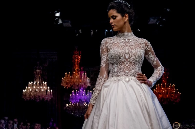 vestido-de-noiva-com-brilho-desfile-solaine-piccoli-no-casamoda-noivas-2015