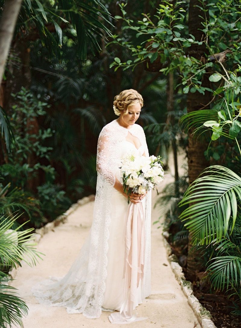 vestido de noiva com capa de renda