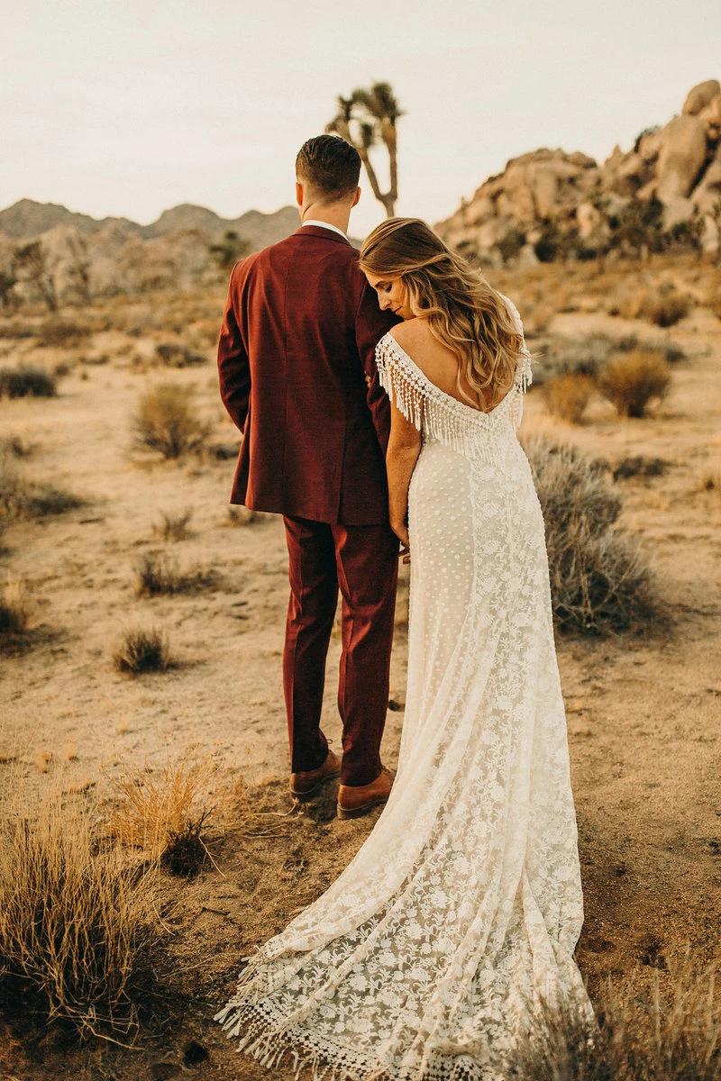 vestido de noiva com franjas para casamento no campo