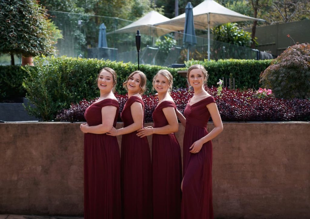 Madrinhas de casamento com vestidos vermelho marsala tirando foto.|Vestido de madrinha de casamento para o verão de 2019|||||vestido-de-madrinha-de-casamento-laranja||||||madrinha-de-casamento-com-vestido-laranja||||||||madrinhas-de-casamento-com-vestido-salmão|vestido-de-madrinha-de-casamento-laranja|vestido-de-madrinha-de-casmaento|vestido-de-madrinha-de-casamento-vermelho|vestido-de-madrinha-de-casamento-vermelho|vestido-de-madrinha-de-casamento-vermelho|vestido-de-madrinha-de-casamento-salmão||||||||||||