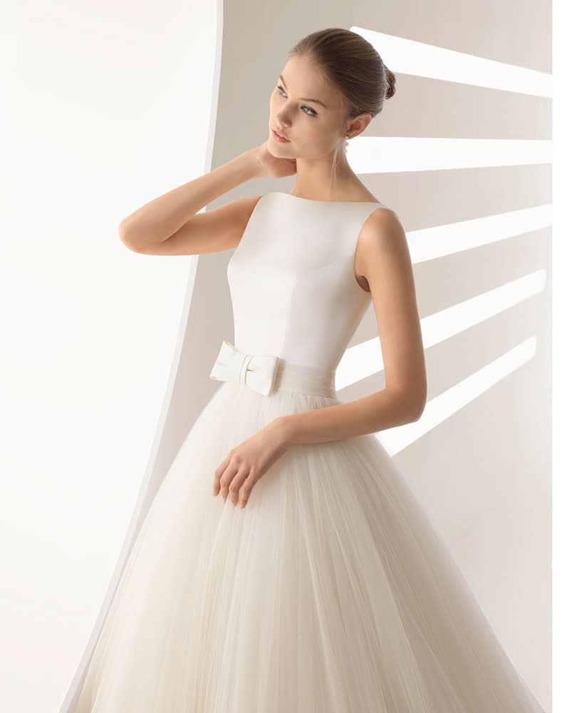 Vestido de noiva com decote halter e penteado preso