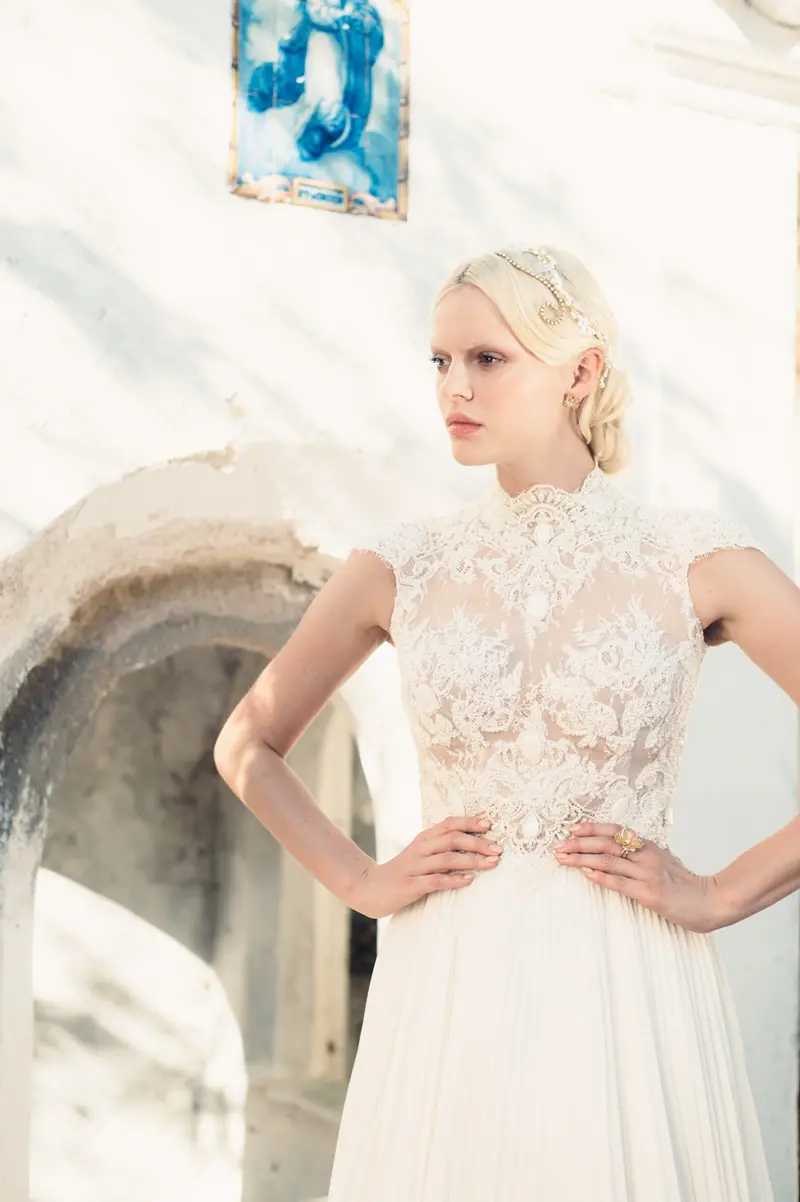 Vestido de noiva com decote halter com renda moderna