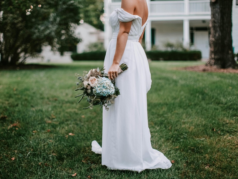 Noiva vestida com vestido simples em cerimônia ao ar livre