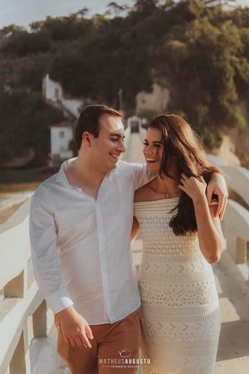 vestido para pré-wedding em cenário natural com movimento