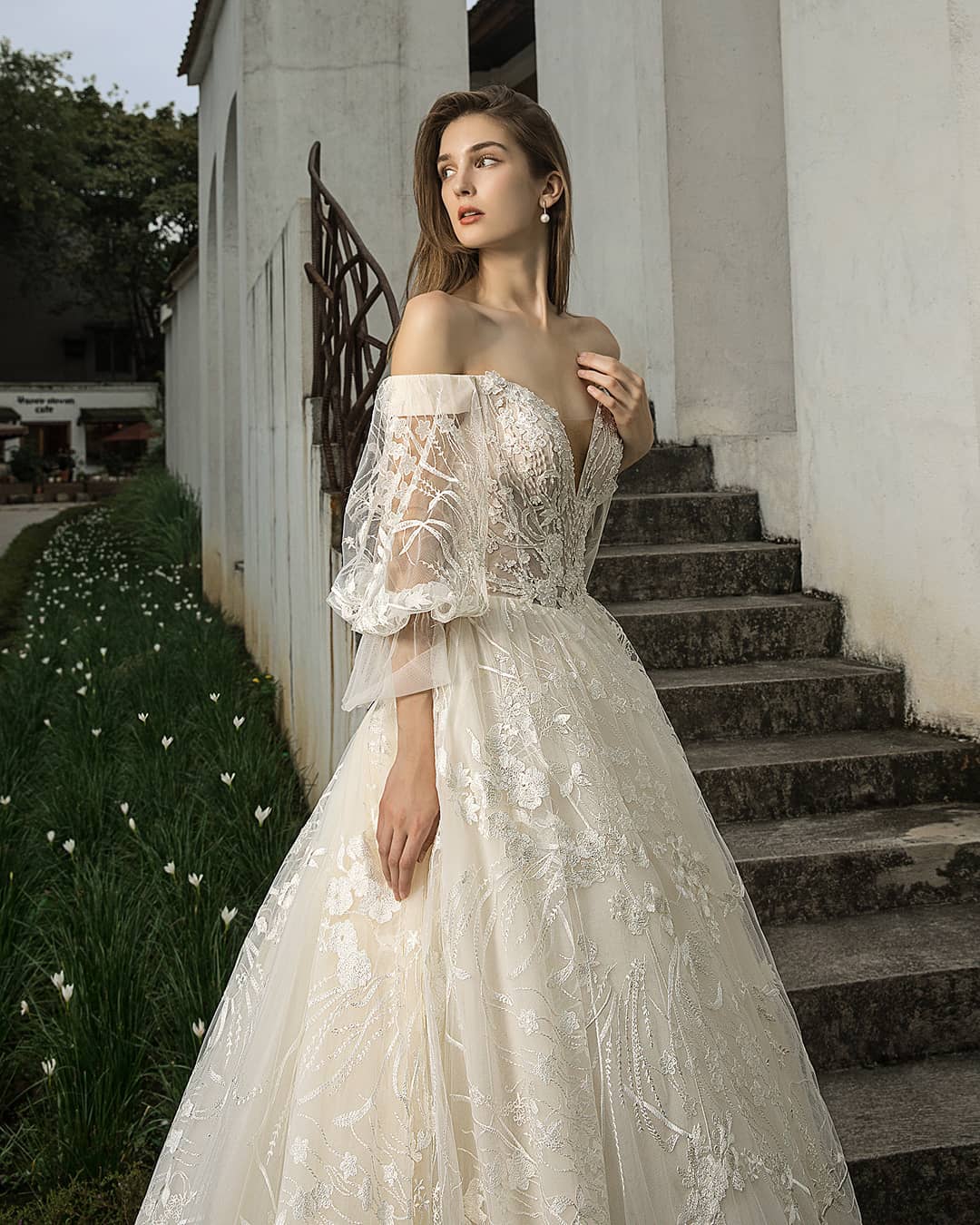 Vestido de noiva com mangas bufantes em casamento clássico