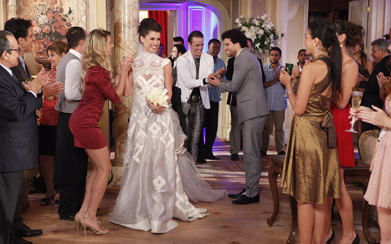 vestido de noiva das novelas O Astro gola alta estruturada