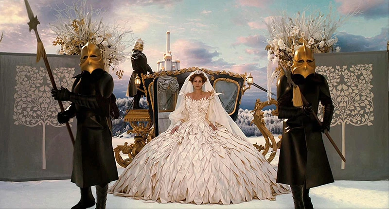 vestidos de noiva do cinema - Espelho Espelho Meu 2012 - mangas volumosas e organza