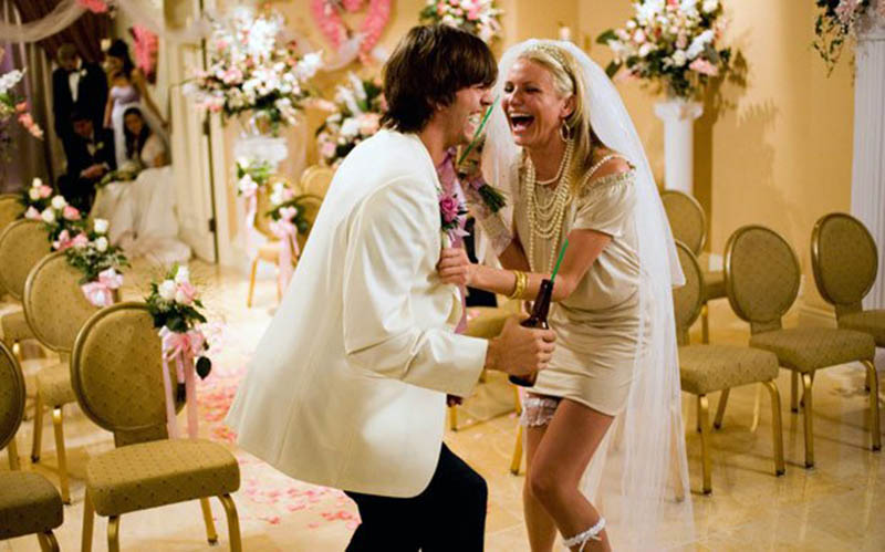 vestidos de noiva do cinema - Jogo de Amor em Las Vegas 2008 - curto com pérolas e véu longo