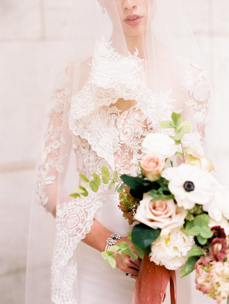 véu curto com borda rendada para noiva