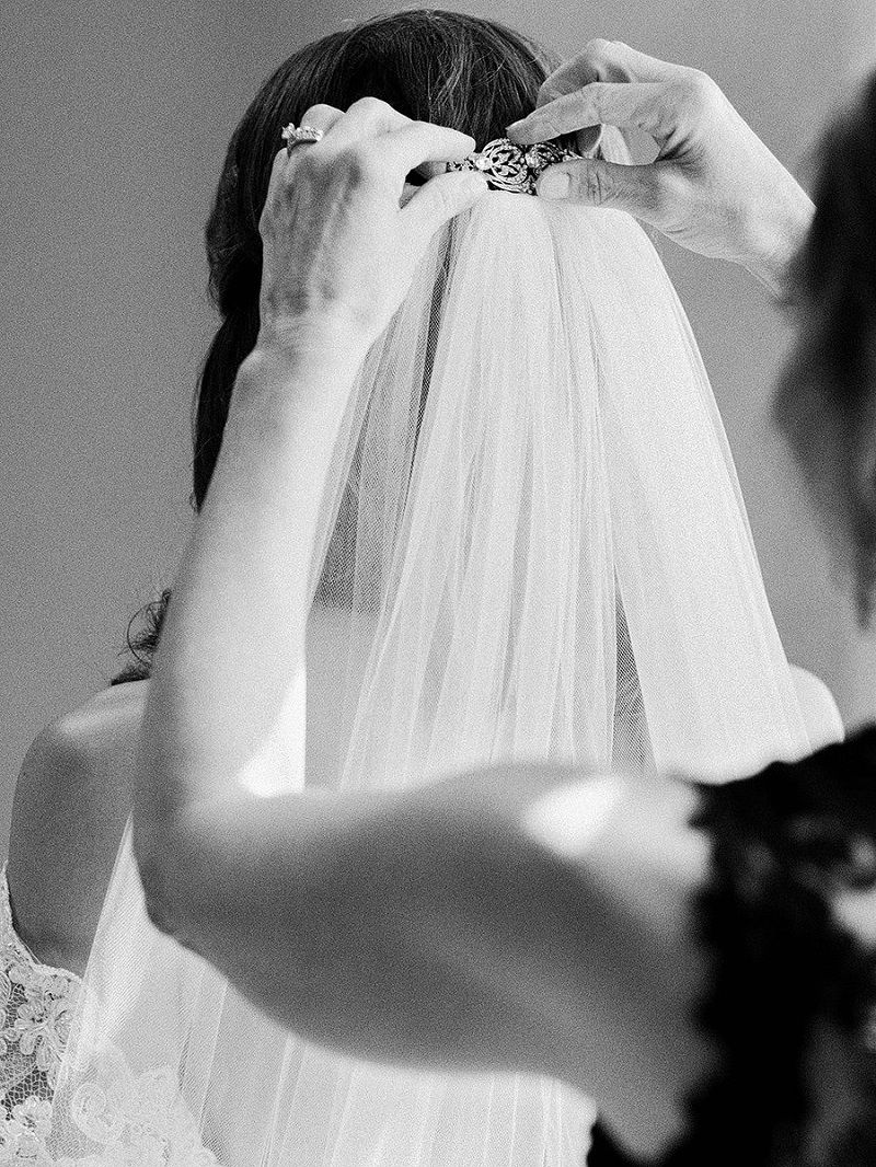 grinalda unindo véu curto ao penteado