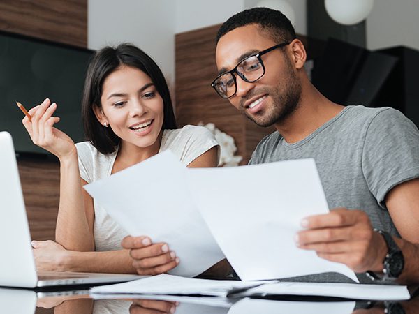 ||Vida-financeira-no-casamento|Casal sentado no chão|Vida-financeira-no-casamento|Casal se beijando||filhos-e-a-vida-financeira-no-casamento|